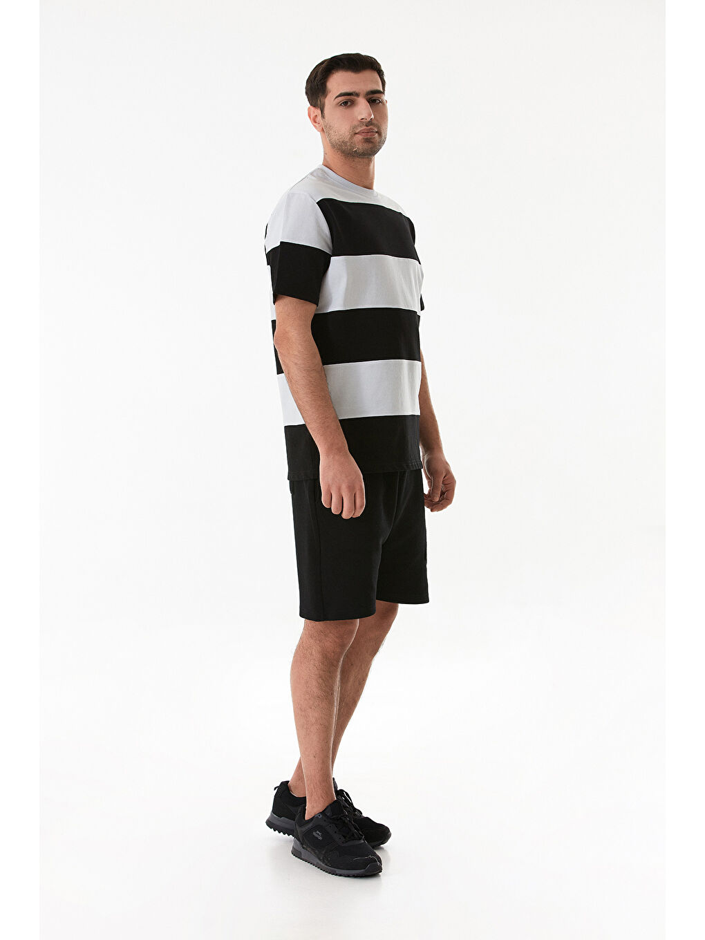 Siyah Şeritli Bisiklet Yaka Oversize Tişört-3