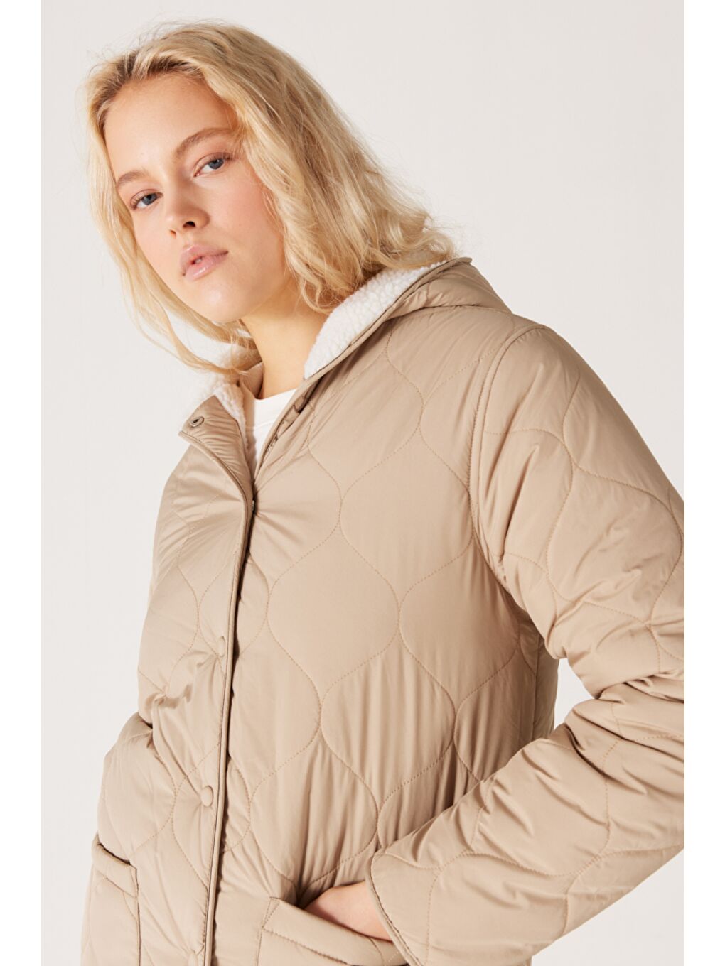 Loose Fit Rahat Kesim Kapüşonlu Çift Taraflı Sherpa Bej Mont-3