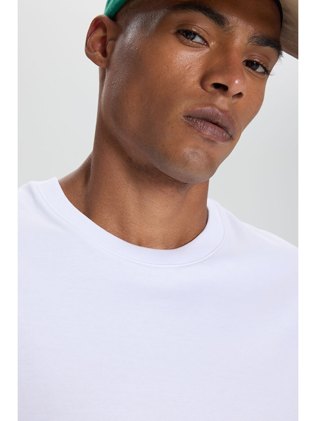 Erkek Beyaz %100 Pamuk Modern Fit Normal Kesim Bisiklet Yaka Tişört-3