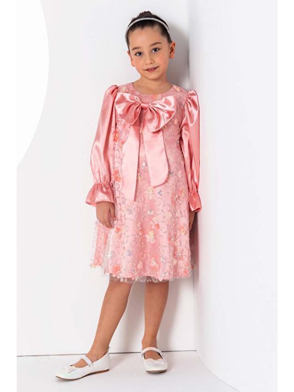 Pembe Kız Çocuk Göğsü Kurdele ve Üzeri Kelebek İşlemeli İspanyol Kollu Somon Şifon Elbise