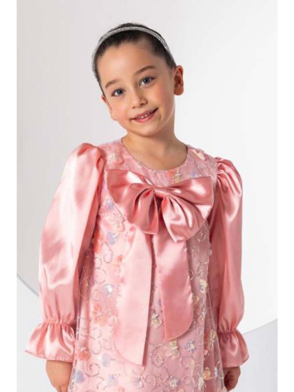 Pembe Kız Çocuk Göğsü Kurdele ve Üzeri Kelebek İşlemeli İspanyol Kollu Somon Şifon Elbise-1