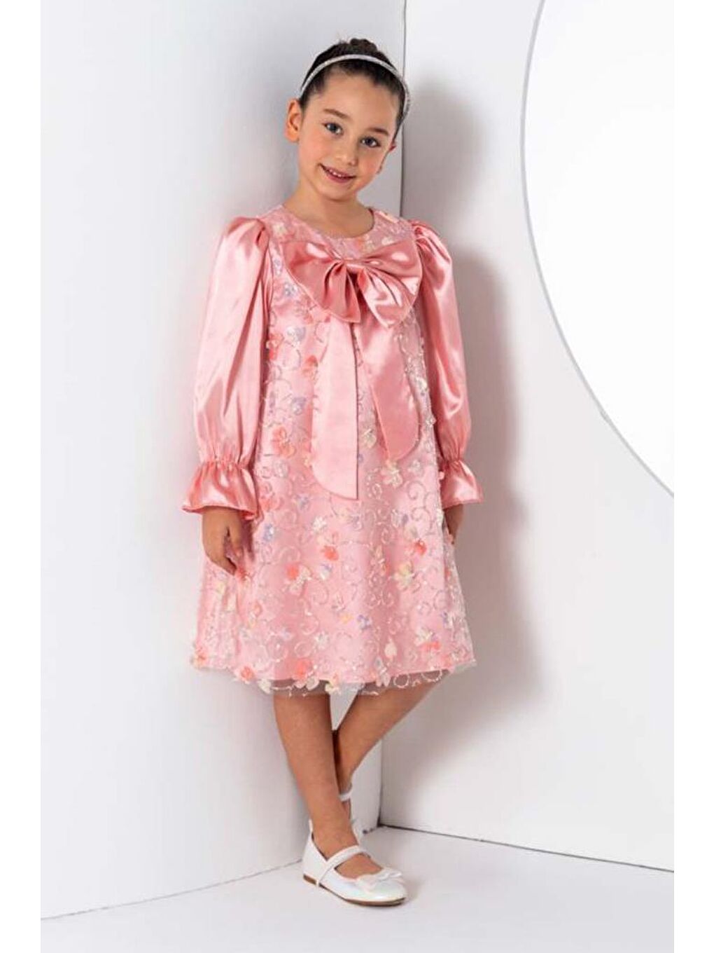 Pembe Kız Çocuk Göğsü Kurdele ve Üzeri Kelebek İşlemeli İspanyol Kollu Somon Şifon Elbise-2