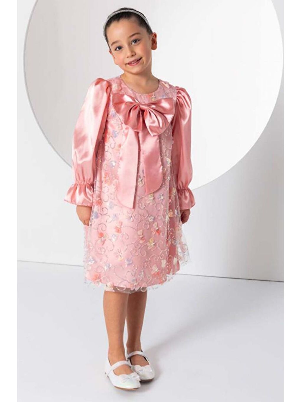 Pembe Kız Çocuk Göğsü Kurdele ve Üzeri Kelebek İşlemeli İspanyol Kollu Somon Şifon Elbise-3