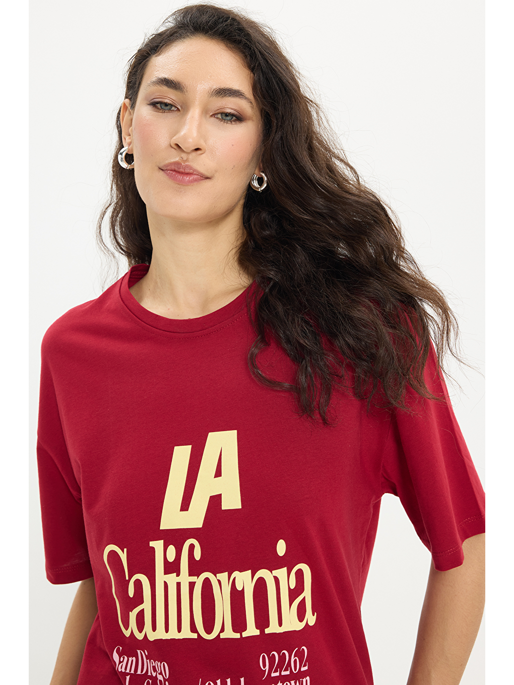 Kadın Oversize Geniş Kesim %100 Pamuk Bisiklet Yaka Kısa Kollu Basklı Bordo Tişört-6