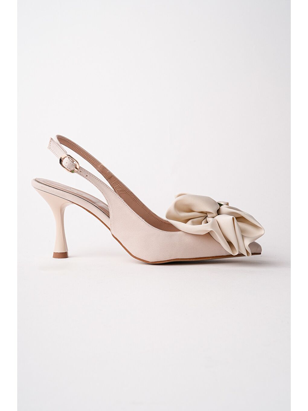 Bej SİSSY Saten Fiyonklu Tokalı Sivri Burun Arkası Açık Kadın Topuklu Ayakkabı