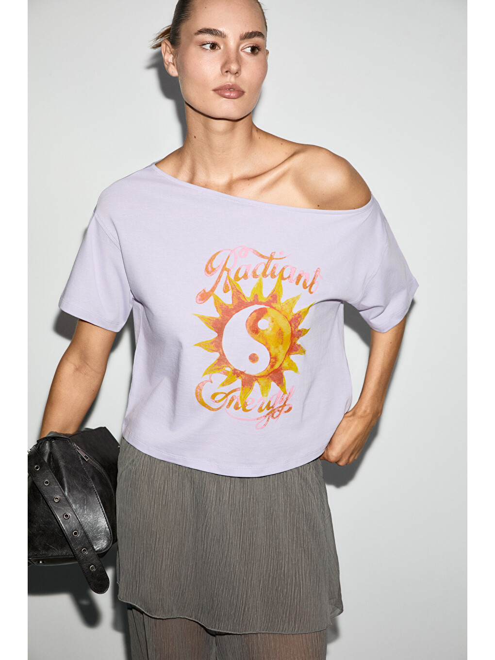 Lila QALY Kadın Kayık Yaka Tek Omuz Kısa Kol Ön Ve Arka Baskı Detaylı Relaxed LİLA T-Shirt