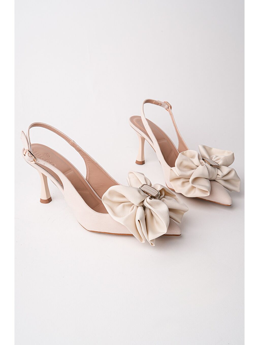 Bej SİSSY Saten Fiyonklu Tokalı Sivri Burun Arkası Açık Kadın Topuklu Ayakkabı-1