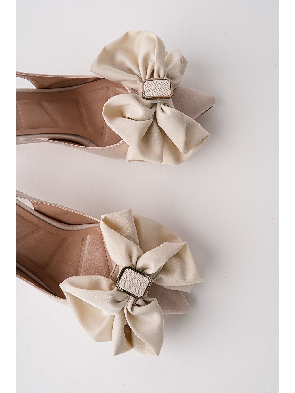 Bej SİSSY Saten Fiyonklu Tokalı Sivri Burun Arkası Açık Kadın Topuklu Ayakkabı-5