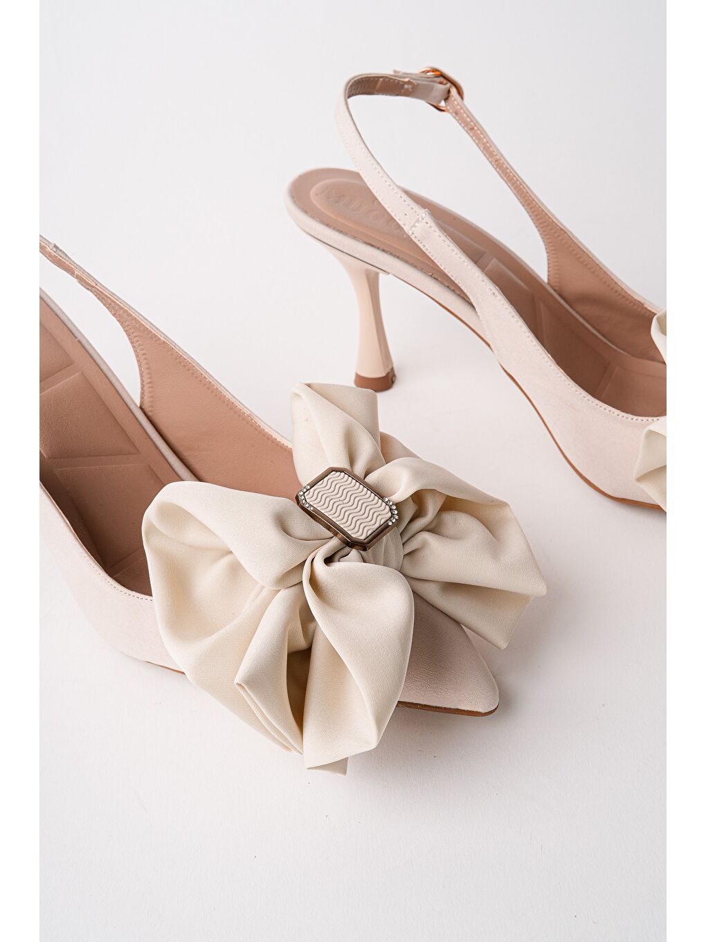 Bej SİSSY Saten Fiyonklu Tokalı Sivri Burun Arkası Açık Kadın Topuklu Ayakkabı-6