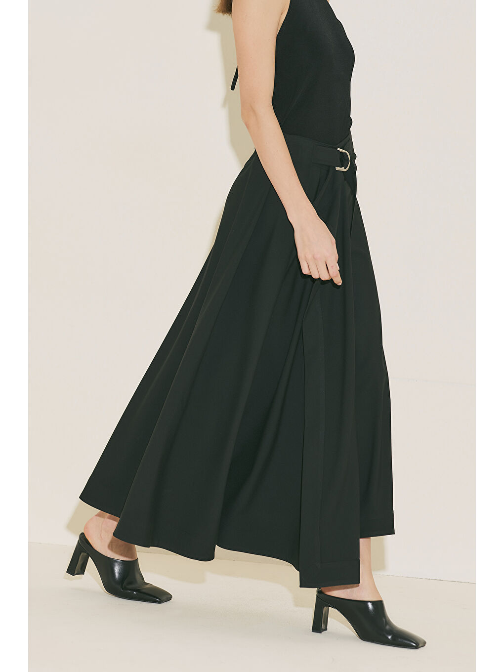 Asimetrik Kemerli Etek Siyah-2