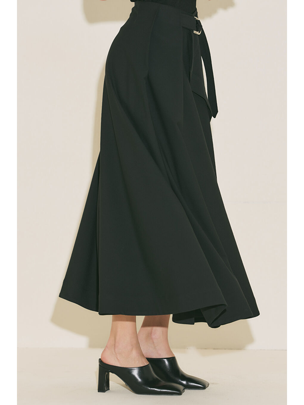 Asimetrik Kemerli Etek Siyah-5