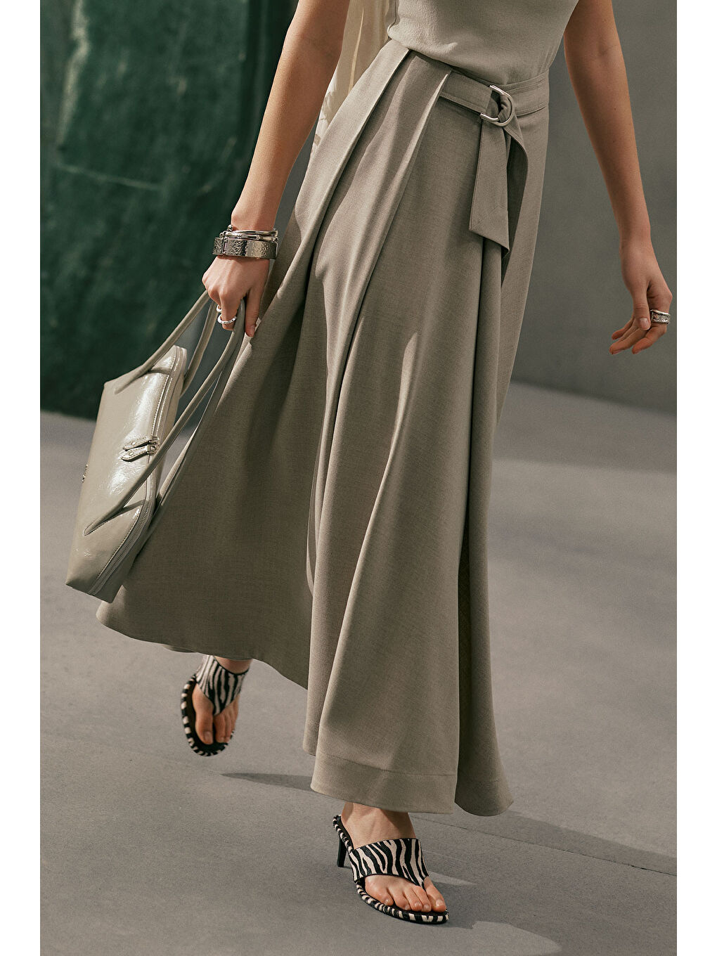 Bej Asimetrik Kemerli Etek Taş