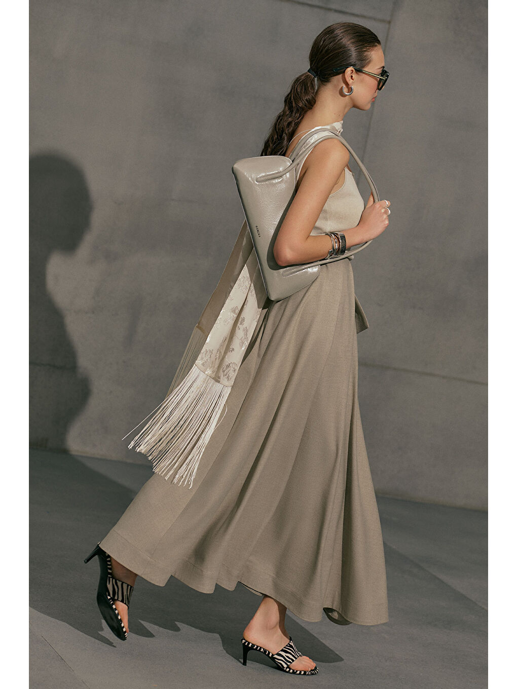 Bej Asimetrik Kemerli Etek Taş-1