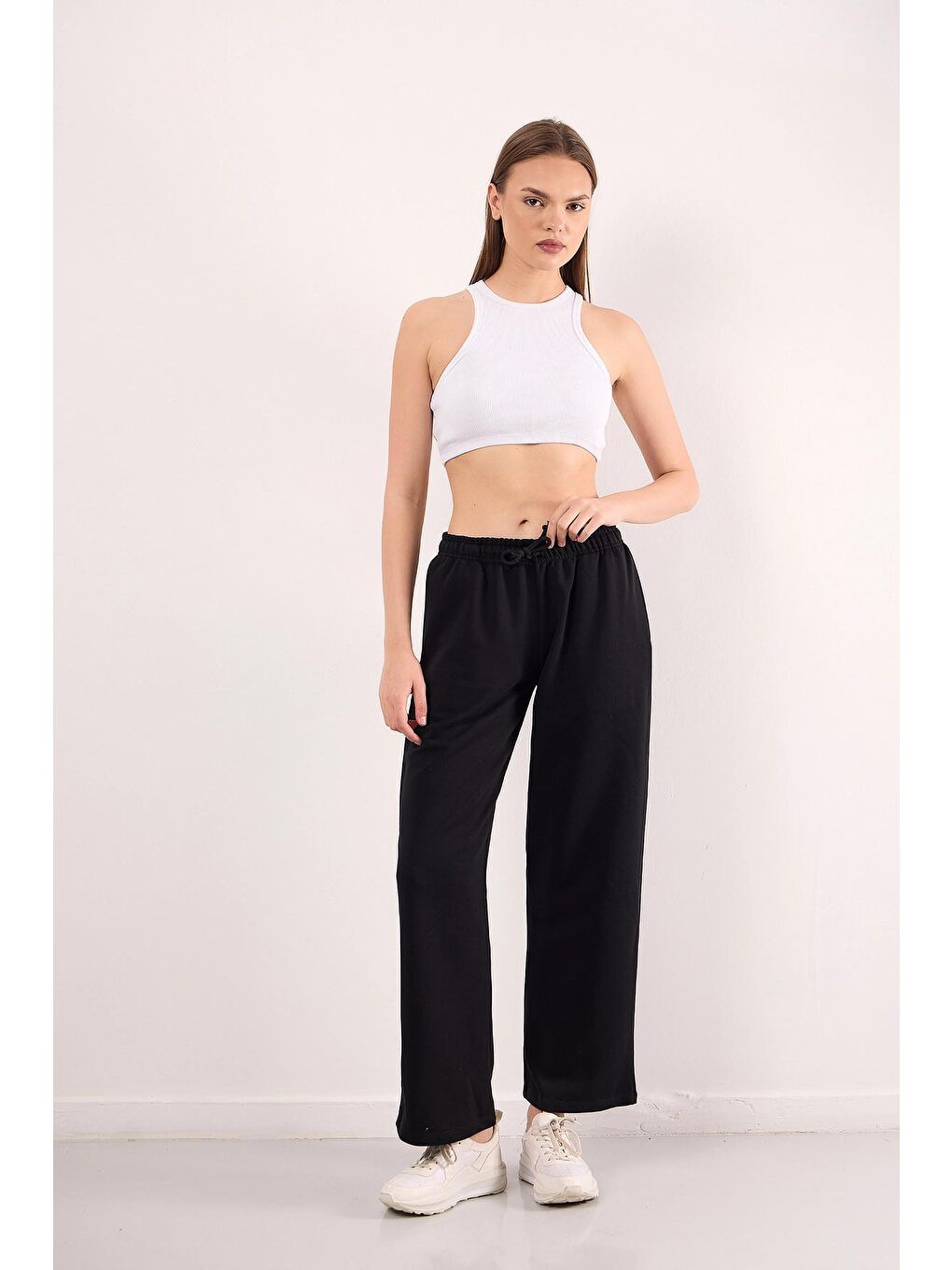 Siyah Rahat Kalıp Beli Lastikli ve Büzgülü Cepli Geniş Paça Pantolon