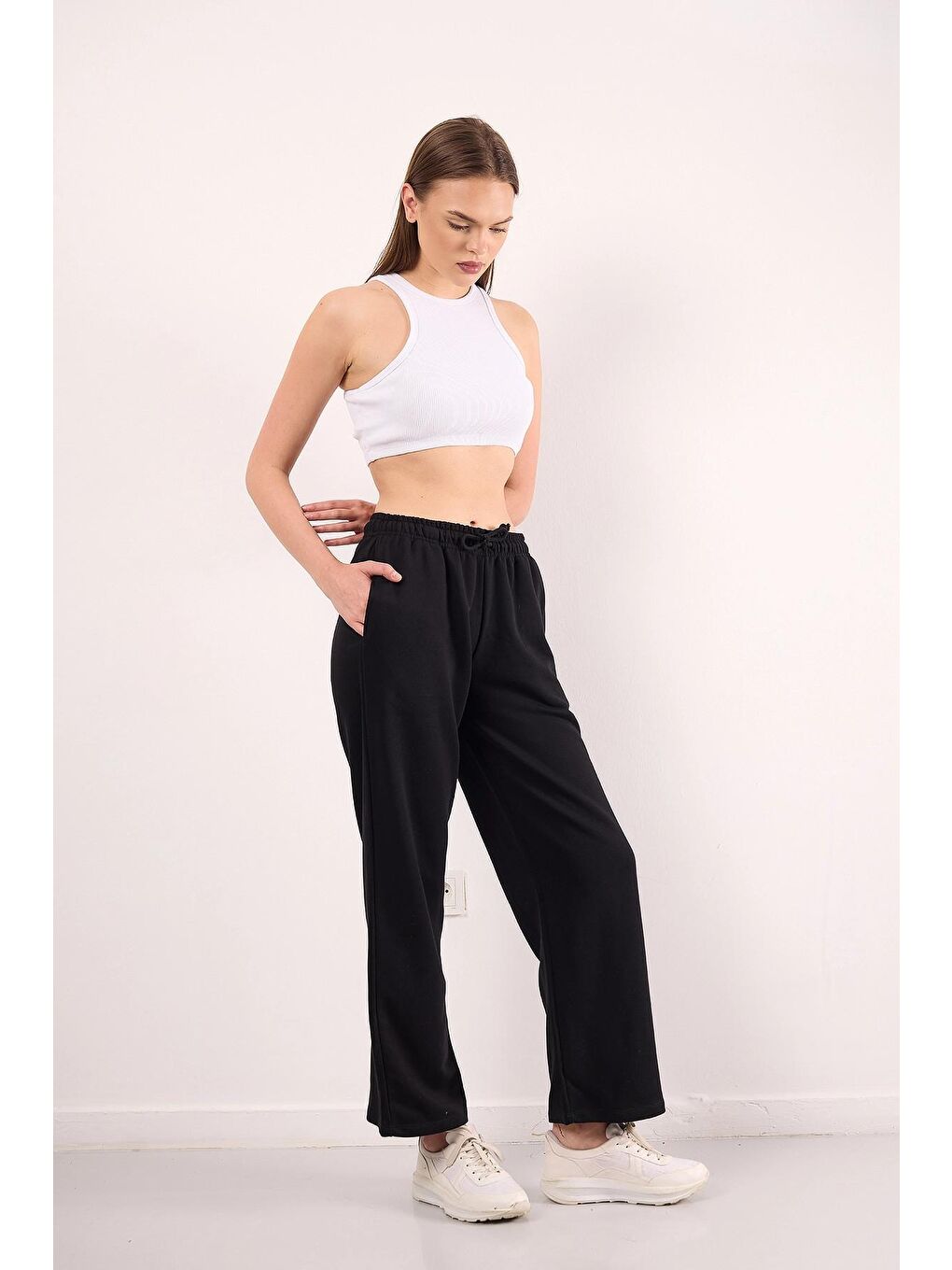 Siyah Rahat Kalıp Beli Lastikli ve Büzgülü Cepli Geniş Paça Pantolon-1