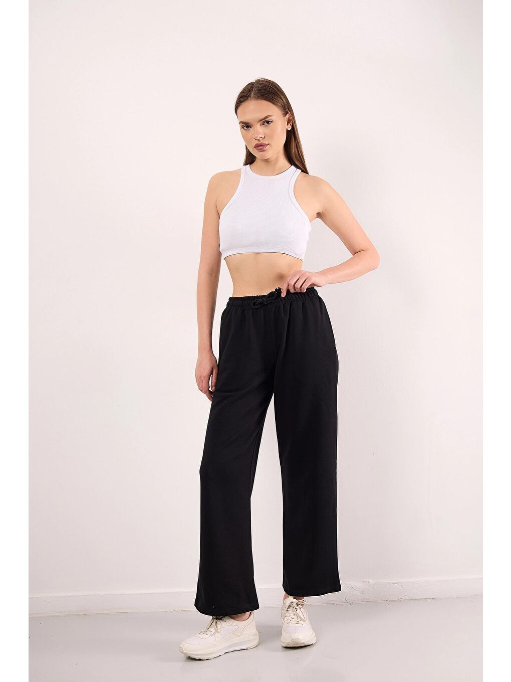 Siyah Rahat Kalıp Beli Lastikli ve Büzgülü Cepli Geniş Paça Pantolon-2