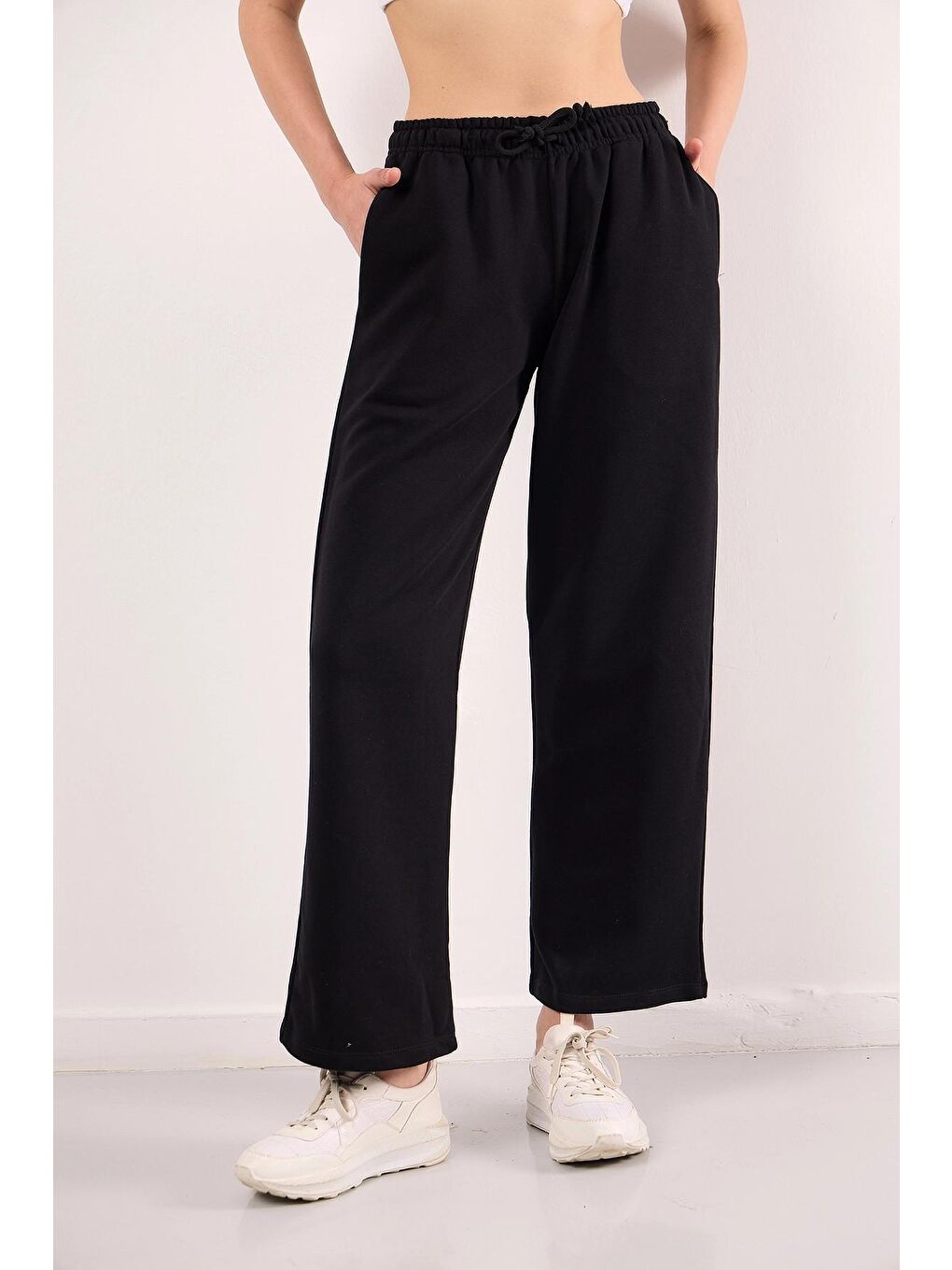 Siyah Rahat Kalıp Beli Lastikli ve Büzgülü Cepli Geniş Paça Pantolon-3