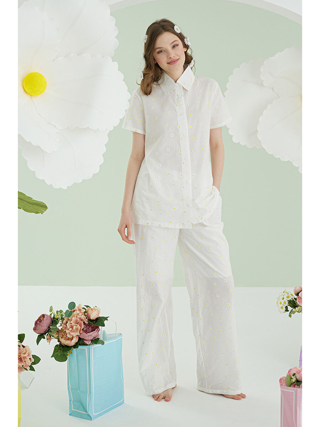 Beyaz Papatyalı Önden Düğmeli Pijama Takımı