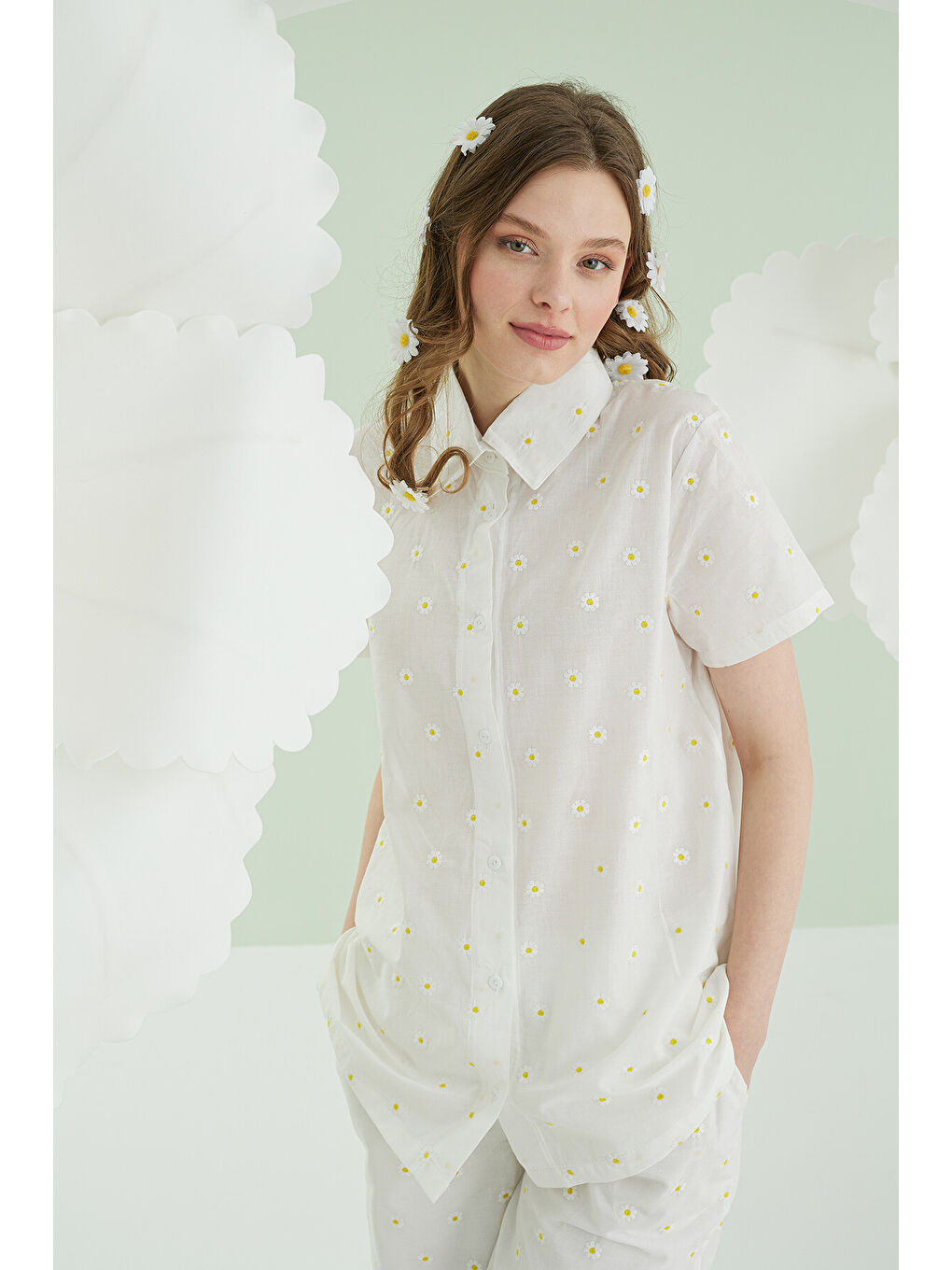 Beyaz Papatyalı Önden Düğmeli Pijama Takımı-1