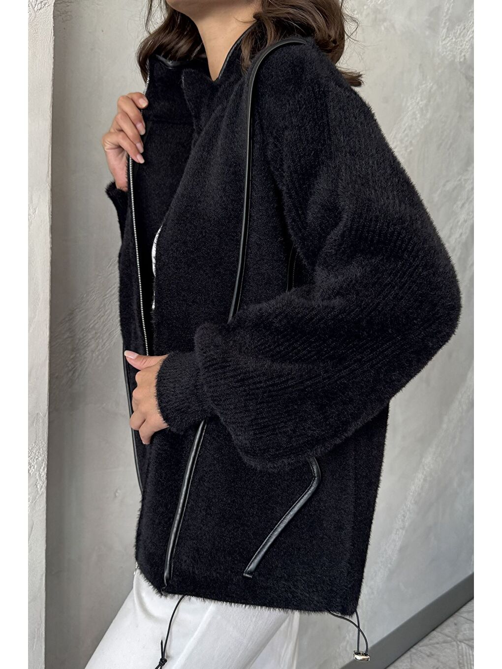 Siyah Deri Detaylı Angora İplik Kadın Triko Ceket-2