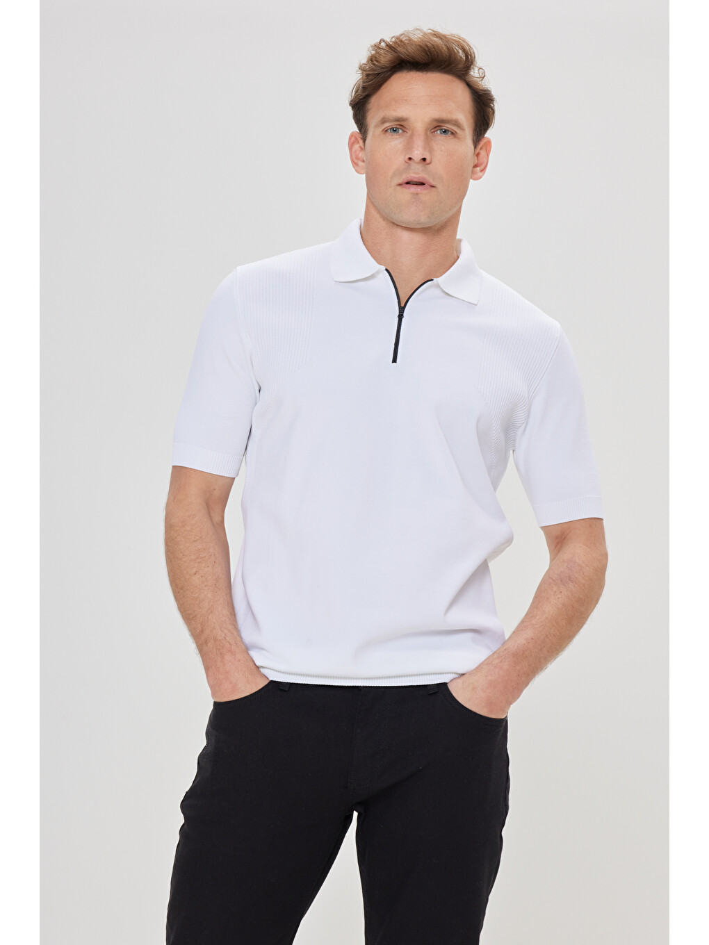 Erkek Ekru Standart Fit Normal Kesim Polo Yaka Jakarlı Triko Tişört