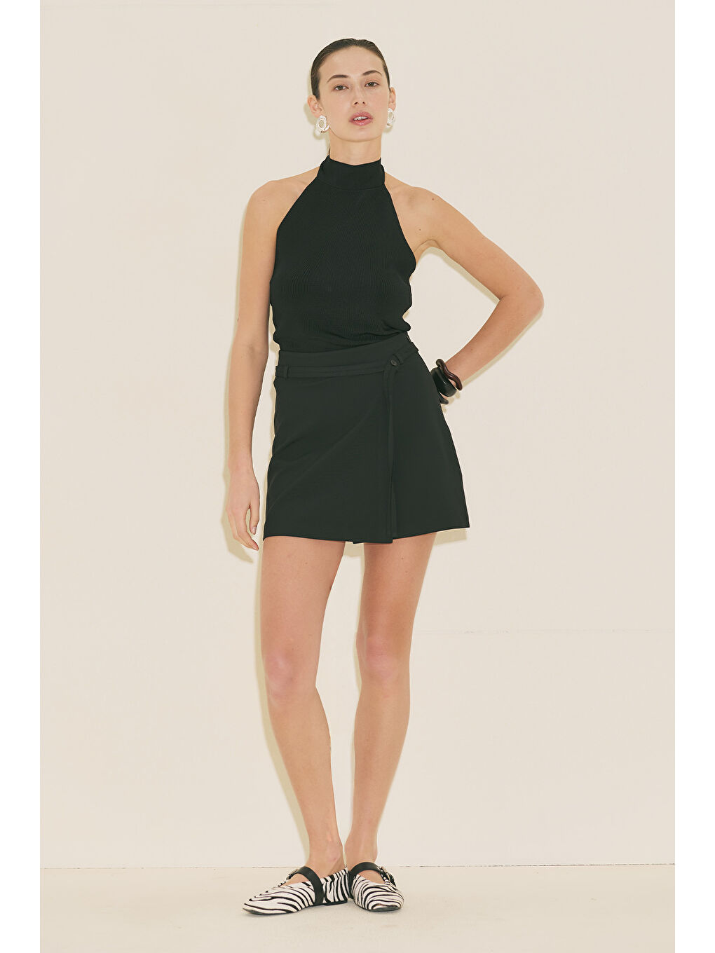 Kemer Detaylı Şort Etek Siyah-4