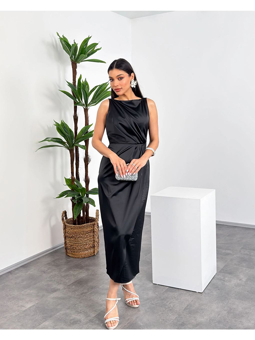 Siyah Kayık Yaka Bel Pileli Önden Yırtmaçlı Kolsuz Diz Boy Tam Kalıp Kadın Elbise