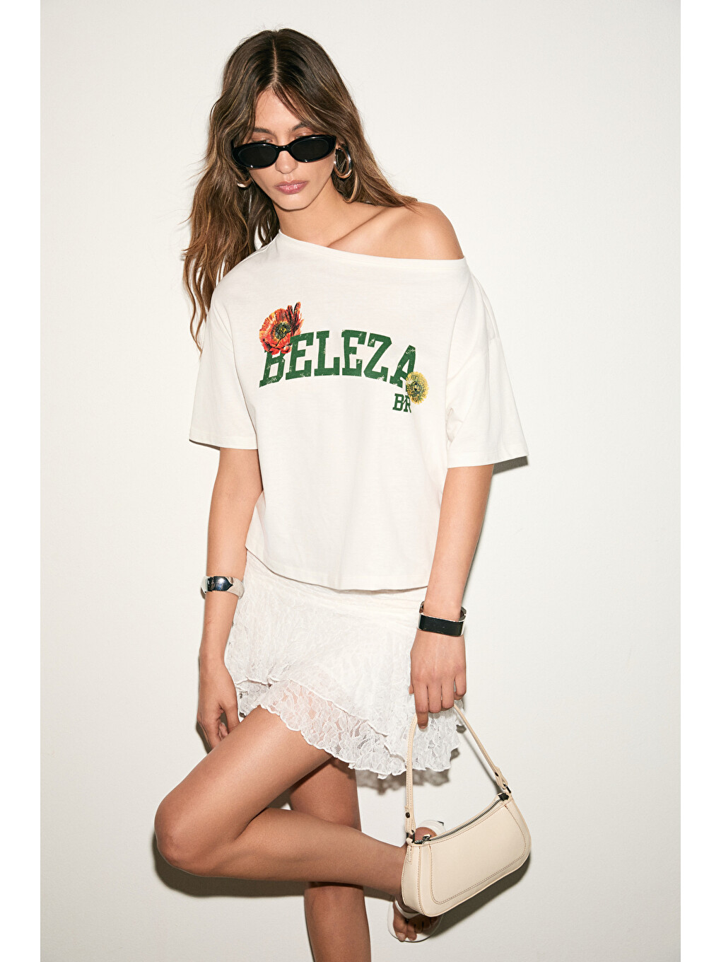 Ekru QALY Kadın Kayık Yaka Tek Omuz Kısa Kol Ön Ve Arka Baskı Detaylı Relaxed EKRU T-Shirt-3