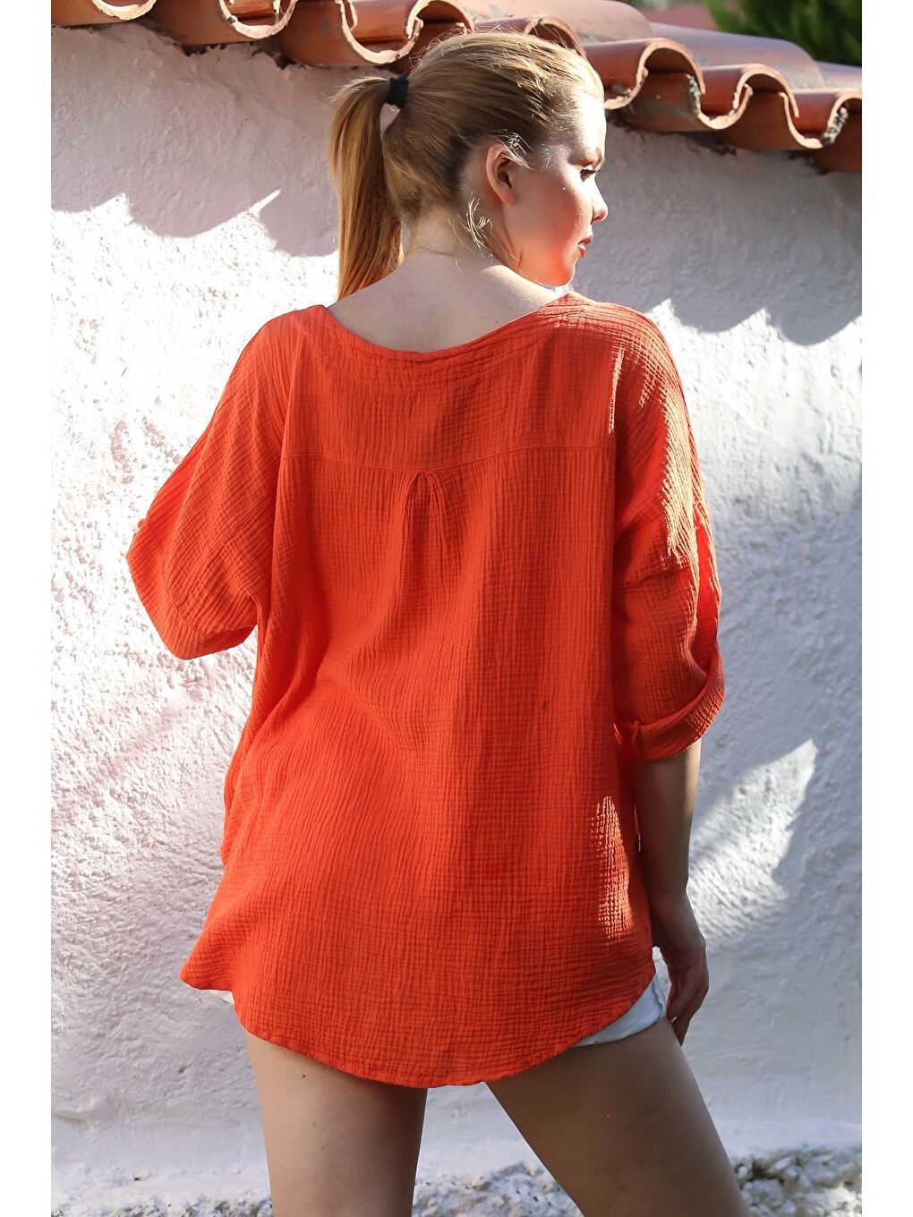 Kırmızı Narçiçeği Havuz Yaka Düğmeli 3/4 Kol Yıkamalı Casual Müslin Dokuma Bluz 75 70-1