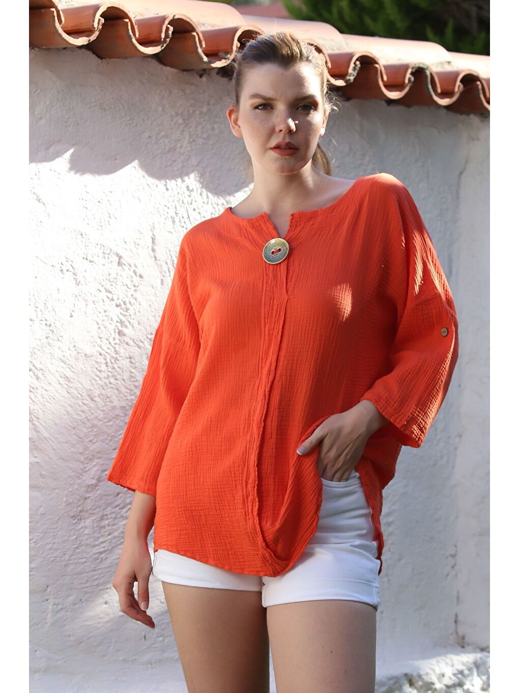 Kırmızı Narçiçeği Havuz Yaka Düğmeli 3/4 Kol Yıkamalı Casual Müslin Dokuma Bluz 75 70-2