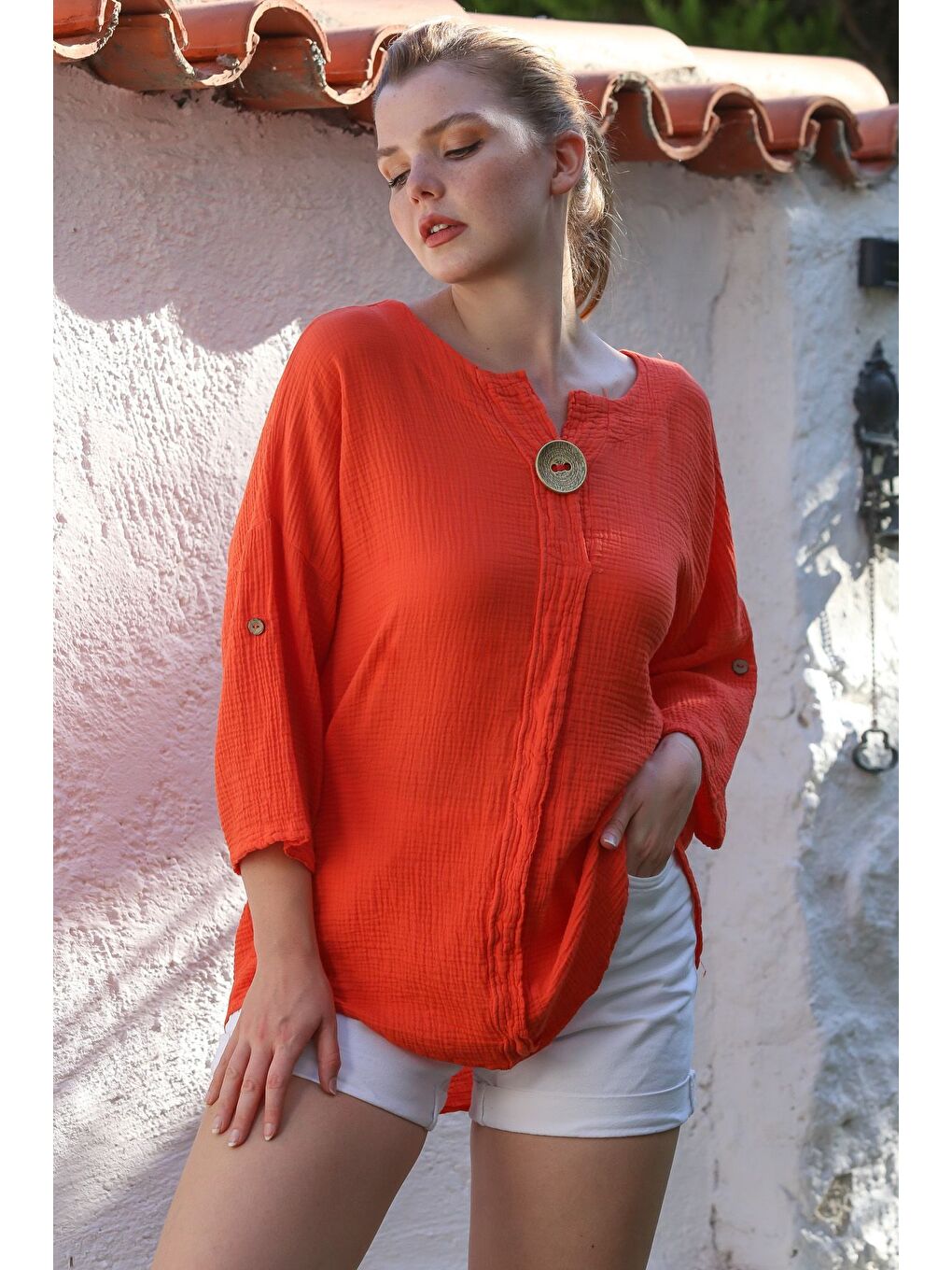 Kırmızı Narçiçeği Havuz Yaka Düğmeli 3/4 Kol Yıkamalı Casual Müslin Dokuma Bluz 75 70-3