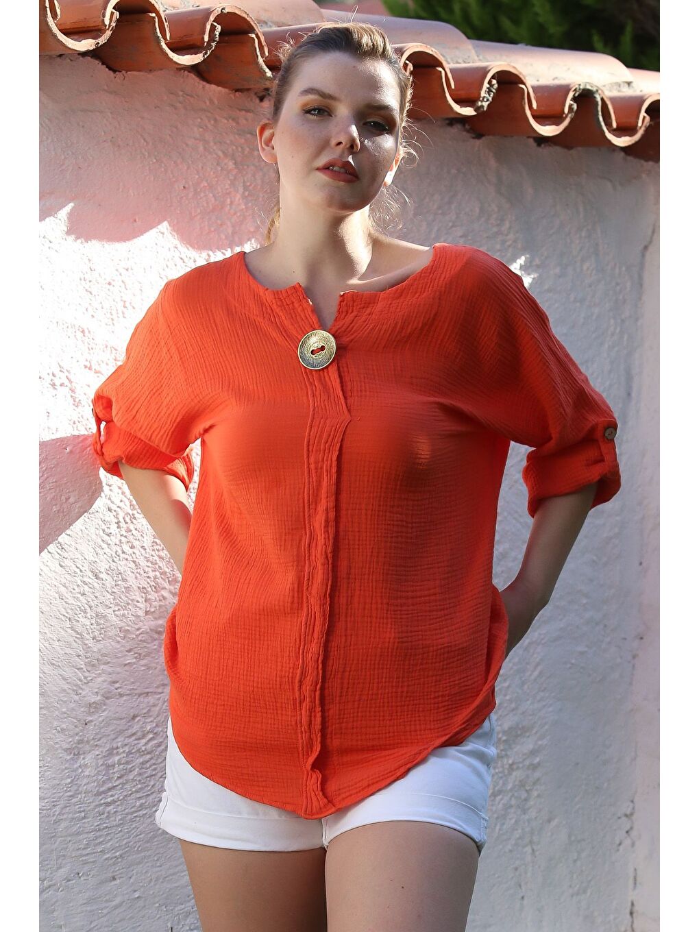 Kırmızı Narçiçeği Havuz Yaka Düğmeli 3/4 Kol Yıkamalı Casual Müslin Dokuma Bluz 75 70-5