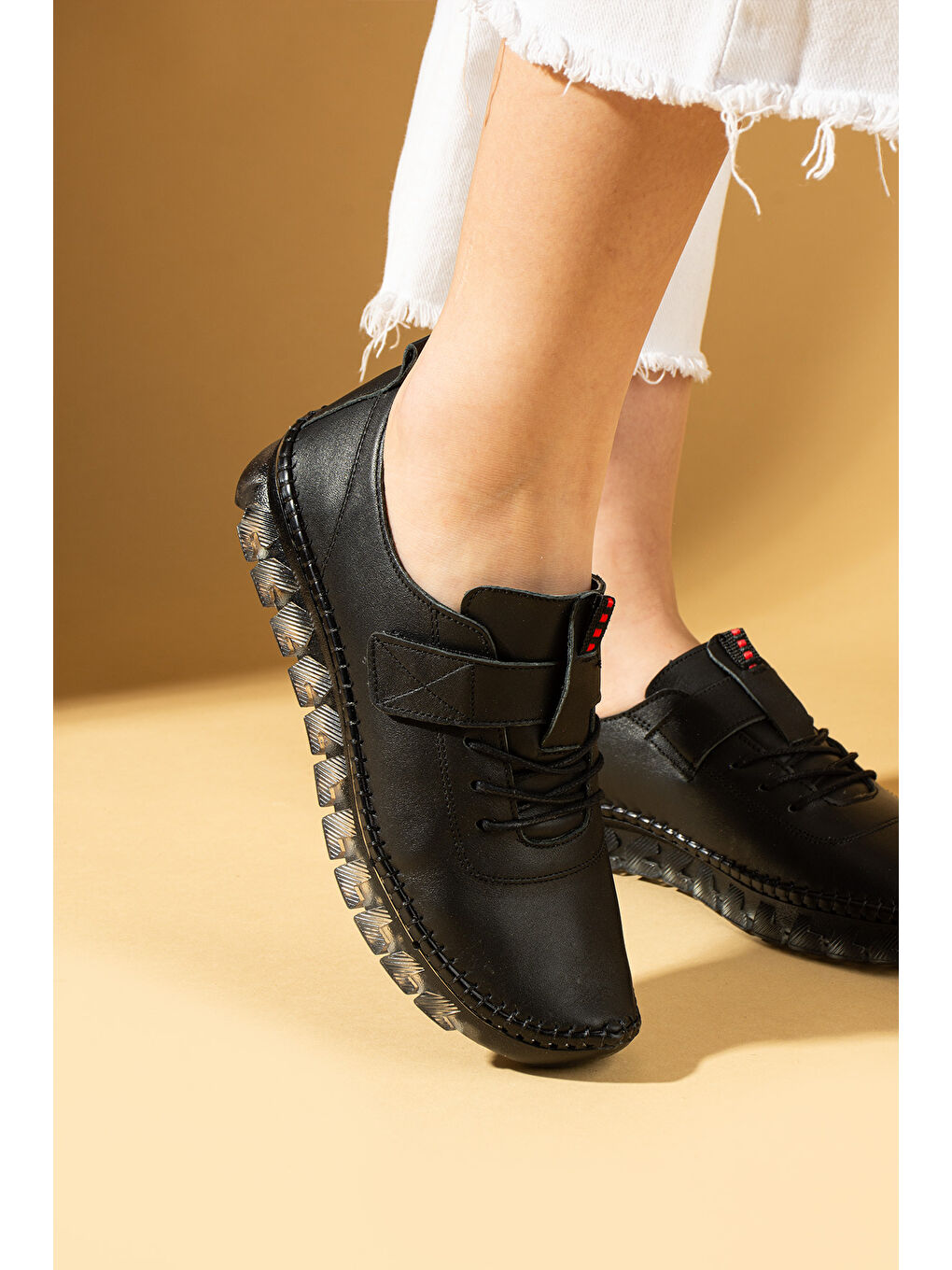 Siyah Hakiki Yumuşak Deri Hafif Comfort Taban Cırtlı Kadın Spor Ayakkabı 59-380-25-2