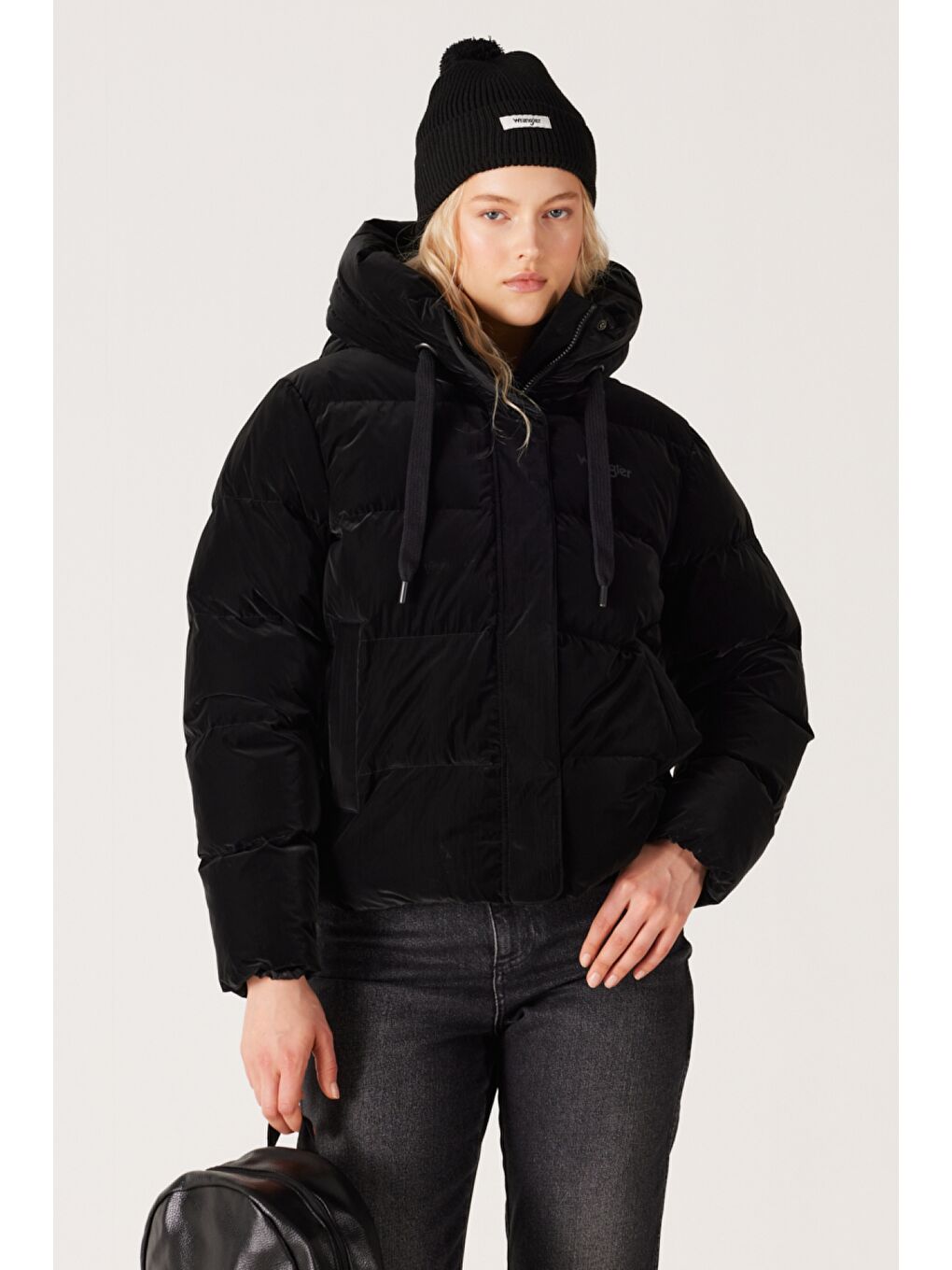 Loose Fit Rahat Kesim Dik Yaka Kapüşonlu Siyah Şişme Mont-1