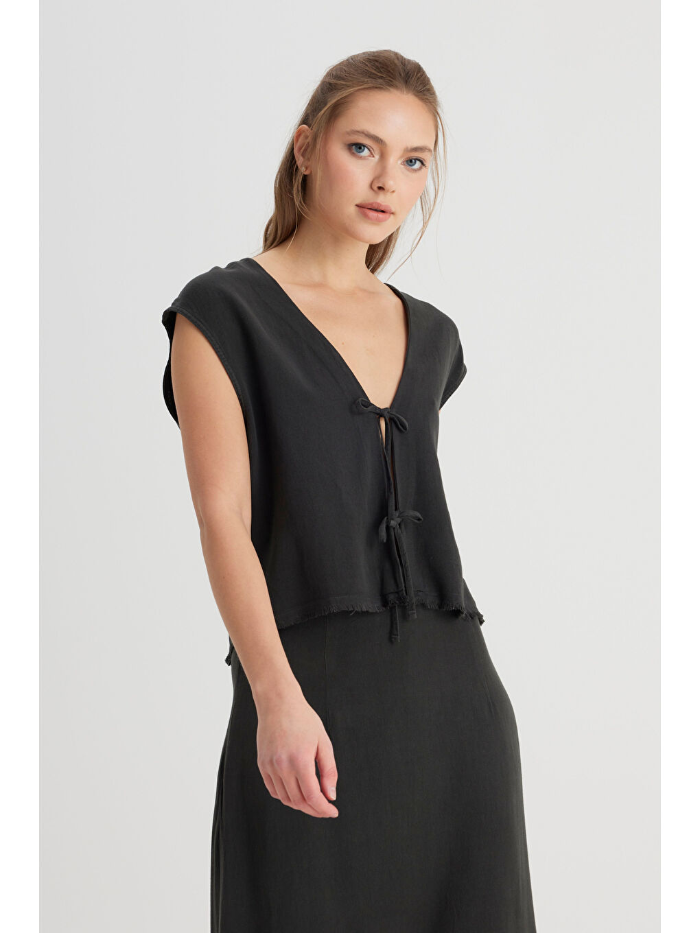 Regular Fit Normal Kesim Bisiklet Yaka Siyah Yelek