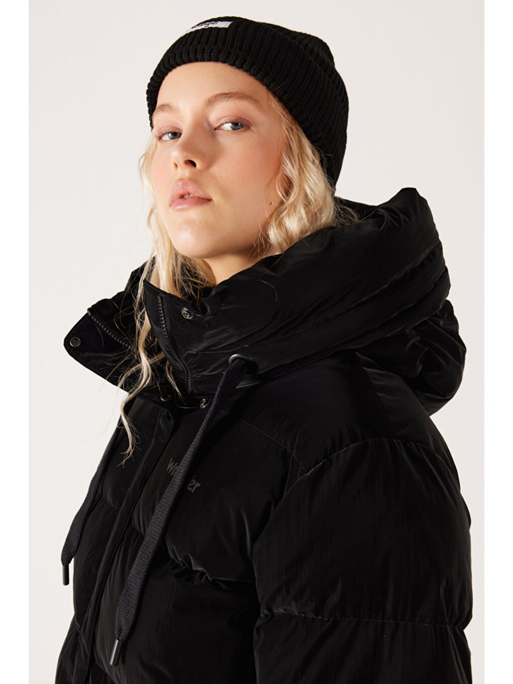 Loose Fit Rahat Kesim Dik Yaka Kapüşonlu Siyah Şişme Mont-3