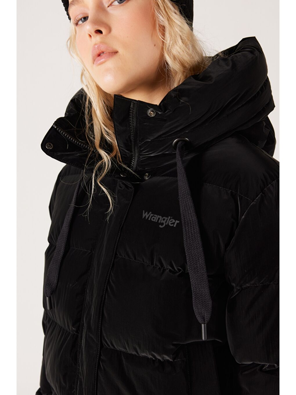 Loose Fit Rahat Kesim Dik Yaka Kapüşonlu Siyah Şişme Mont-4