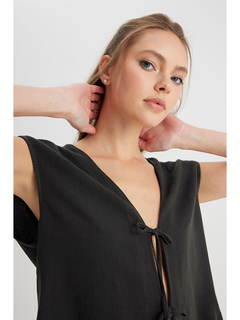 Regular Fit Normal Kesim Bisiklet Yaka Siyah Yelek-1