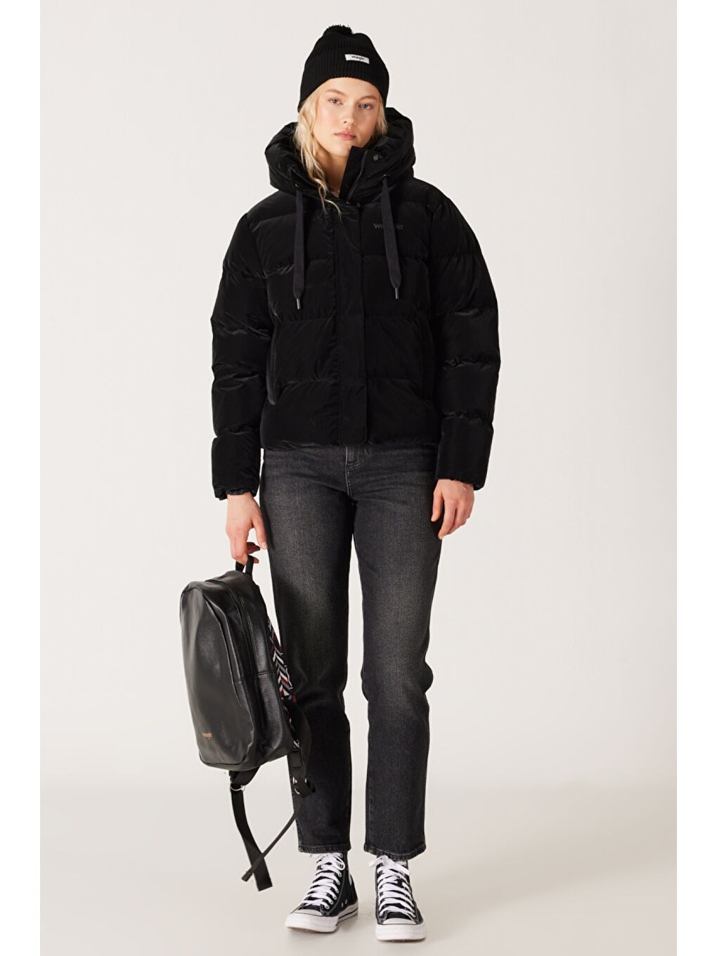 Loose Fit Rahat Kesim Dik Yaka Kapüşonlu Siyah Şişme Mont-5