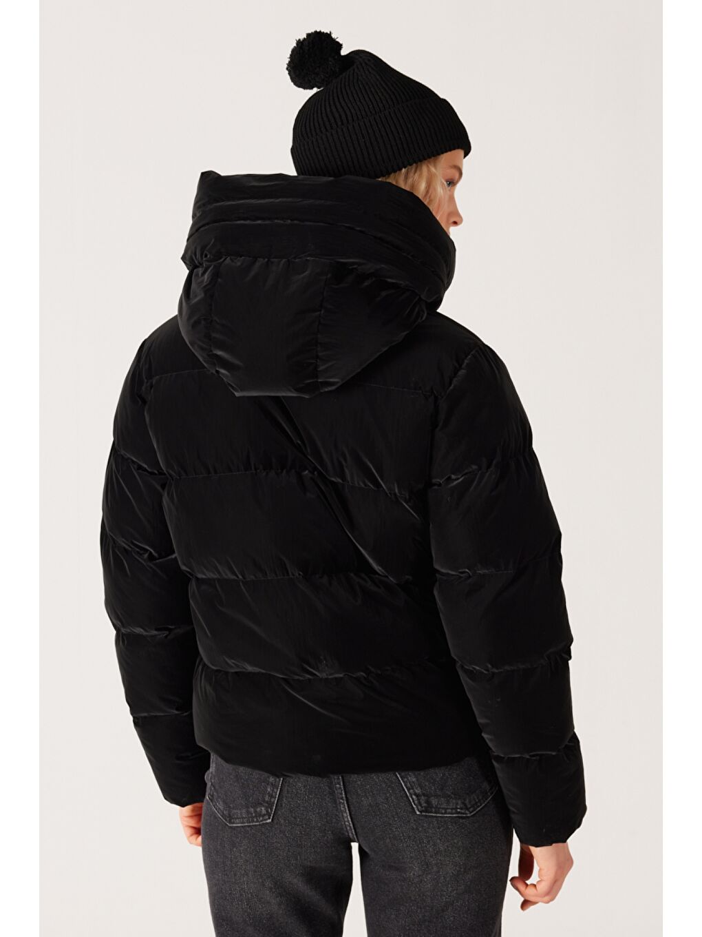 Loose Fit Rahat Kesim Dik Yaka Kapüşonlu Siyah Şişme Mont-6