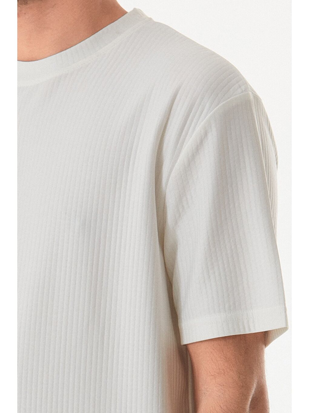 Ekru Jakarlı Bisiklet Yaka Tişört-4