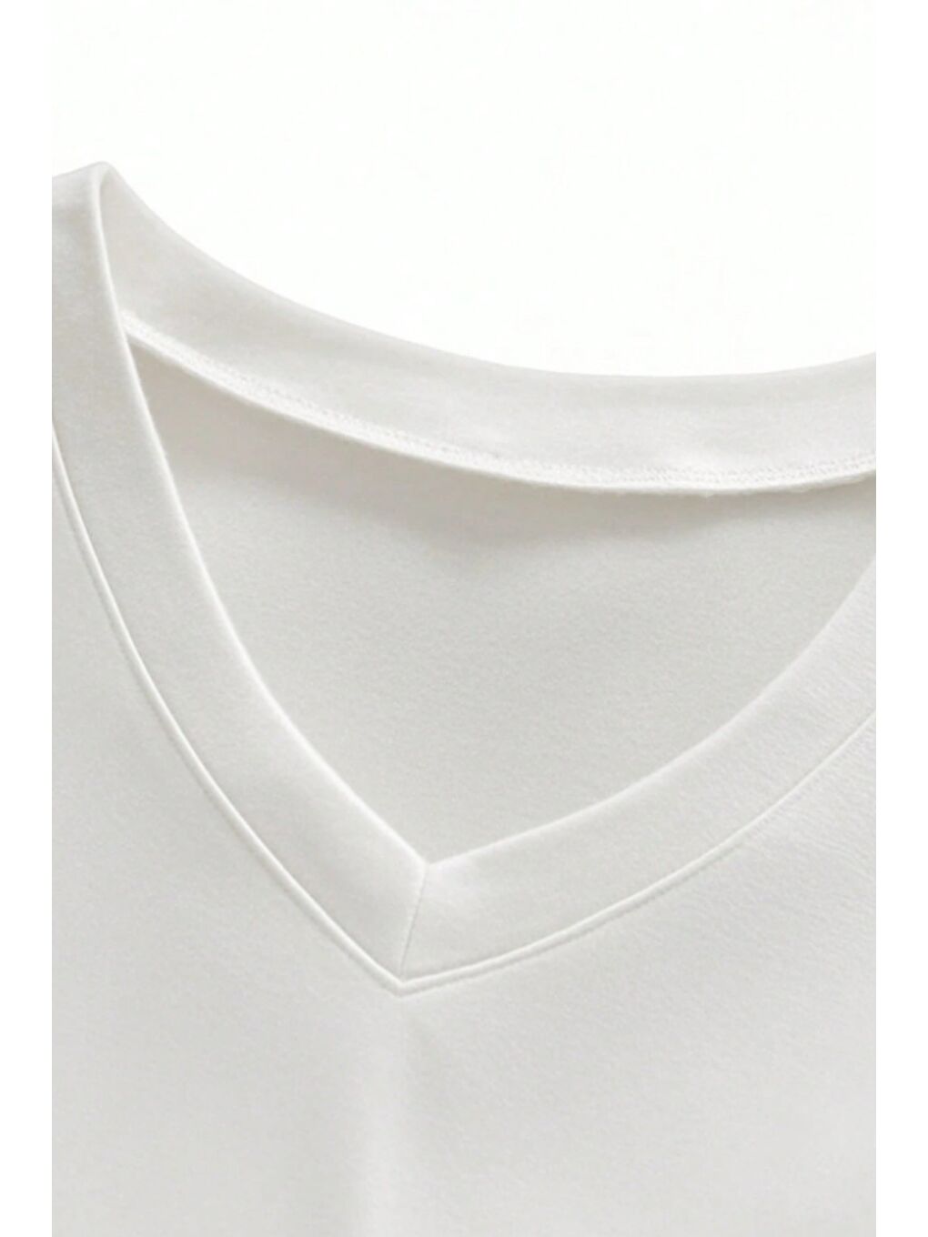 Beyaz Erkek %100 Pamuk V Yaka Slim Fit Dar Kesim Tişört-1