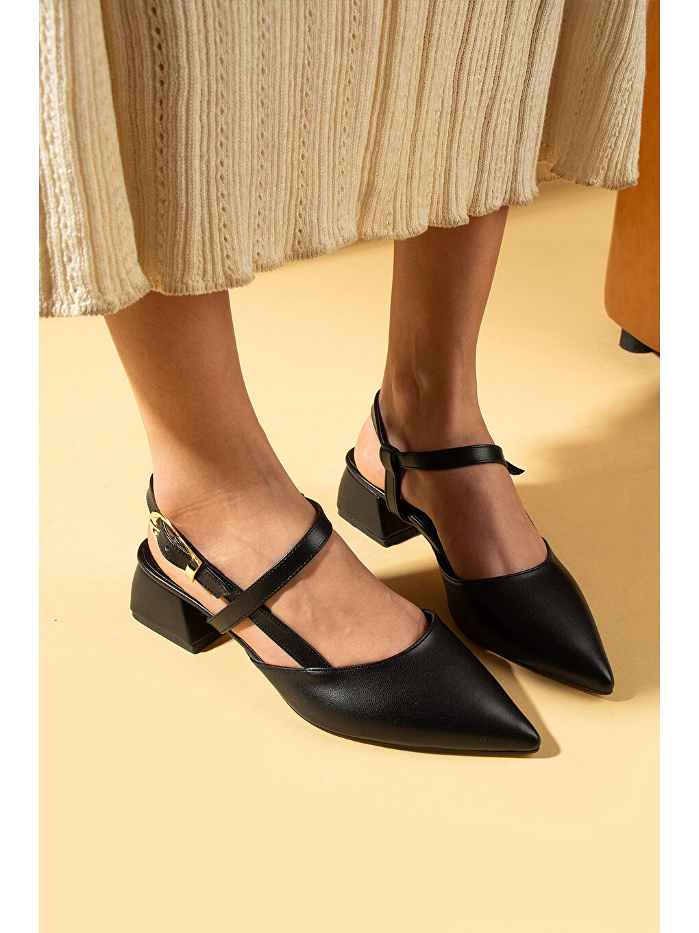 Siyah Sivri Burun Tek Bant Tokalı Kadın Topuklu Ayakkabı 71-431-25-1