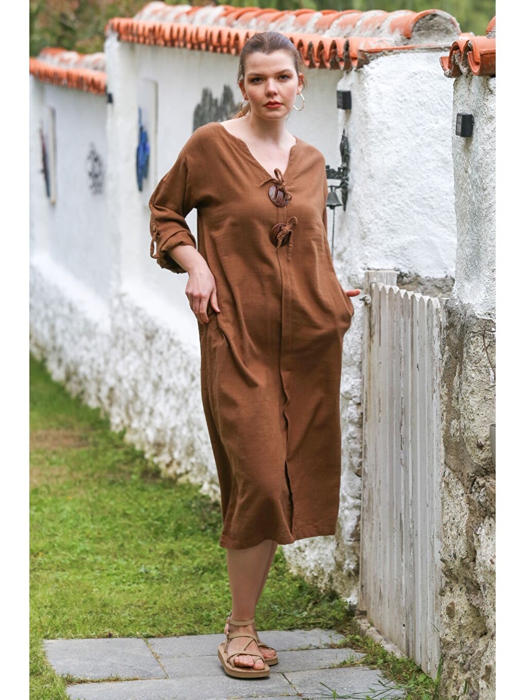 Kahverengi V Yaka Düğmeli Uzun Kollu Casual Keten Görünümlü Dokuma Elbise 118 60