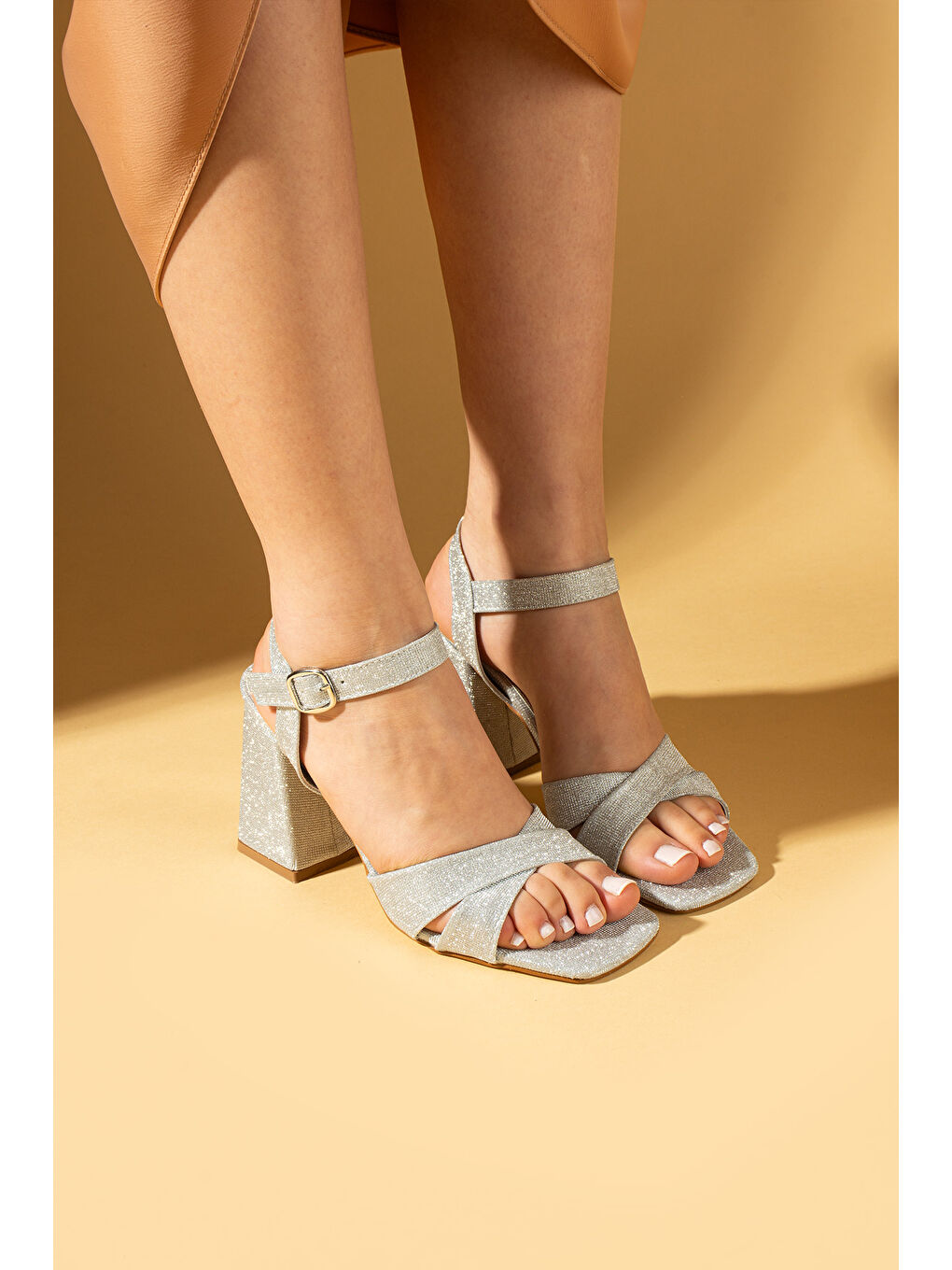 Gri Çapraz Bantlı Küt Burunlu Tokalı Kadın Topuklu Ayakkabı 82-44-25Sim-2