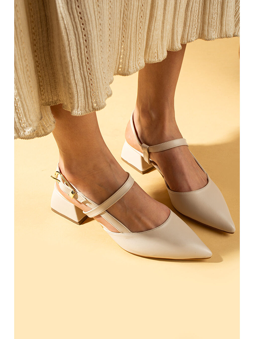 Bej Sivri Burun Tek Bant Tokalı Kadın Topuklu Ayakkabı 71-431-25-1