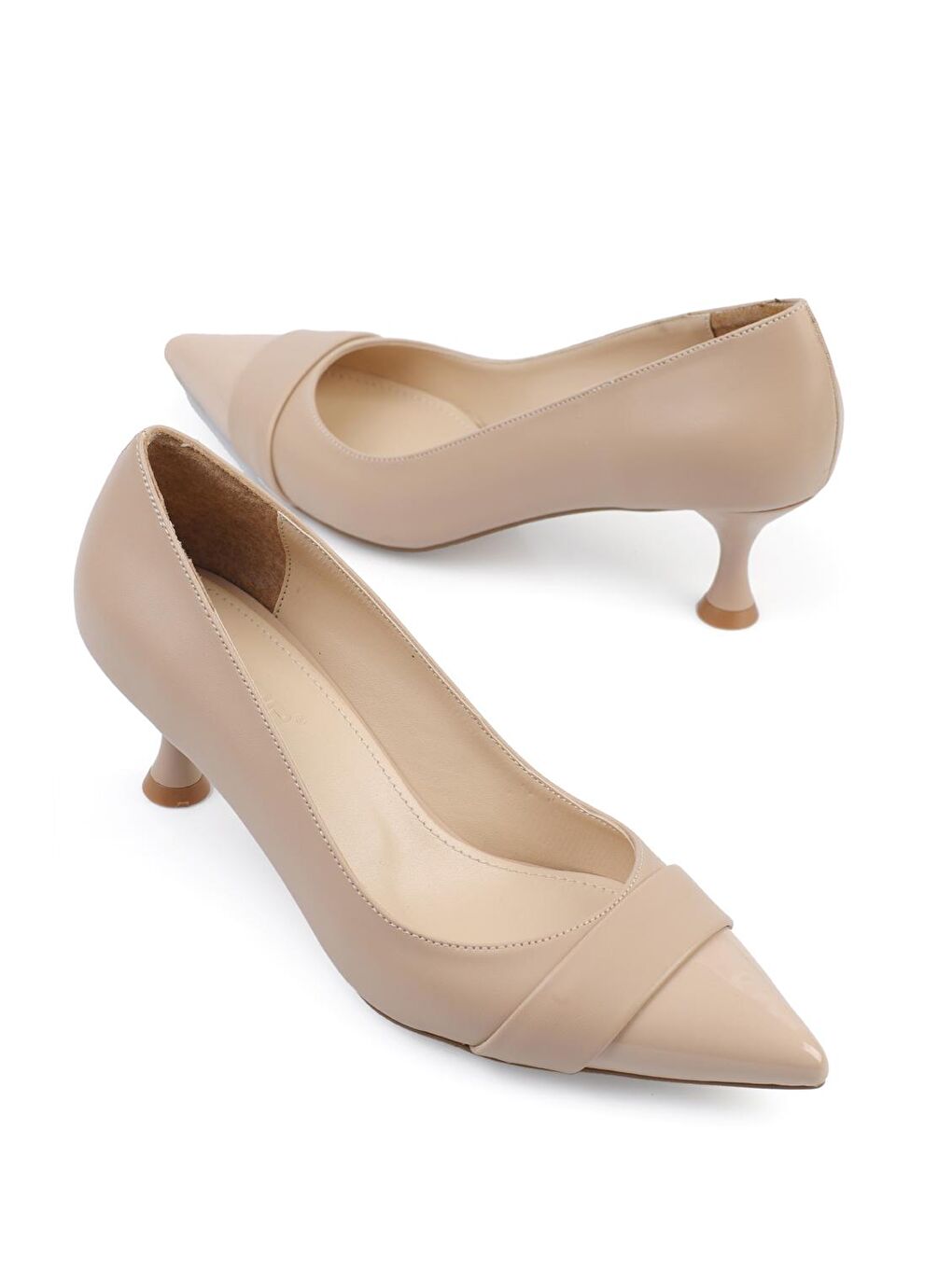 Bej Sivri Burunlu Rugan Detaylı Orta Topuk Kadın Ayakkabı-1