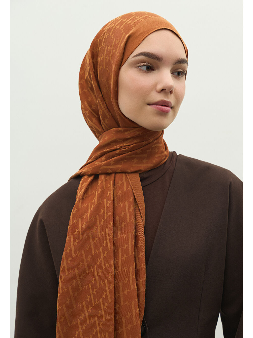 Kahverengi MONOGRAM PAMUK FLOŞ JAKARLI ŞAL TARÇIN KABUĞU-2