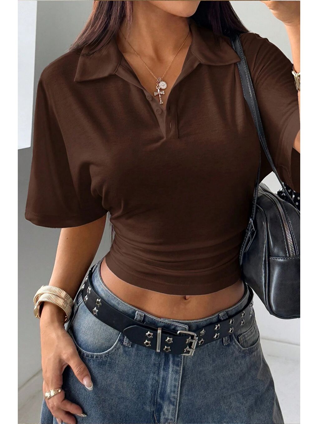 Kahverengi Kadın Beyaz Crop Belden Oturan Tişört Polo Yaka Modern Tasarım
