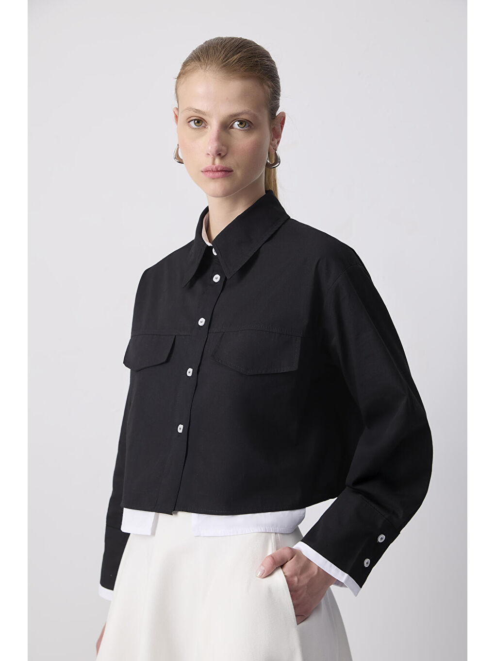 Siyah Cep Detaylı Poplin Crop Gömlek-1